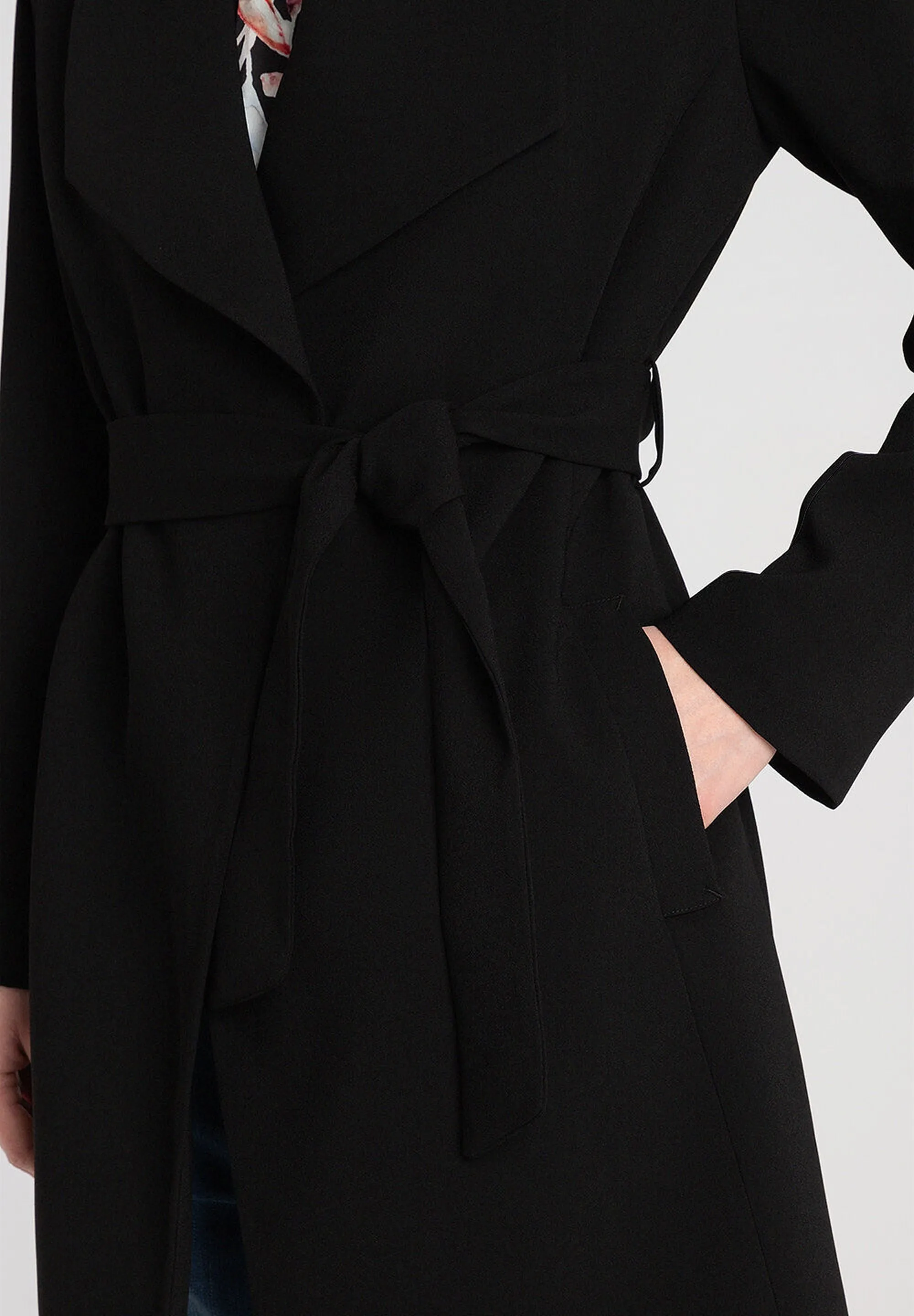 MORE&MORE<BR>
Crepe Coat<BR>
Black<BR>